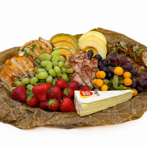 Ett filéfat med fläskfilé, kycklingfilé och blandade frukter m.m.