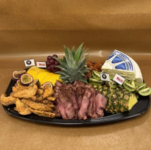Midsommarplanka med rostbiff, fläskfile, kycklinginnerfilé, 5 sorters frukt och 2 sorters ost.
