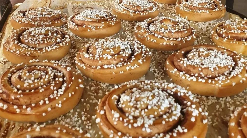 En plåt med nygräddade kanelbullar