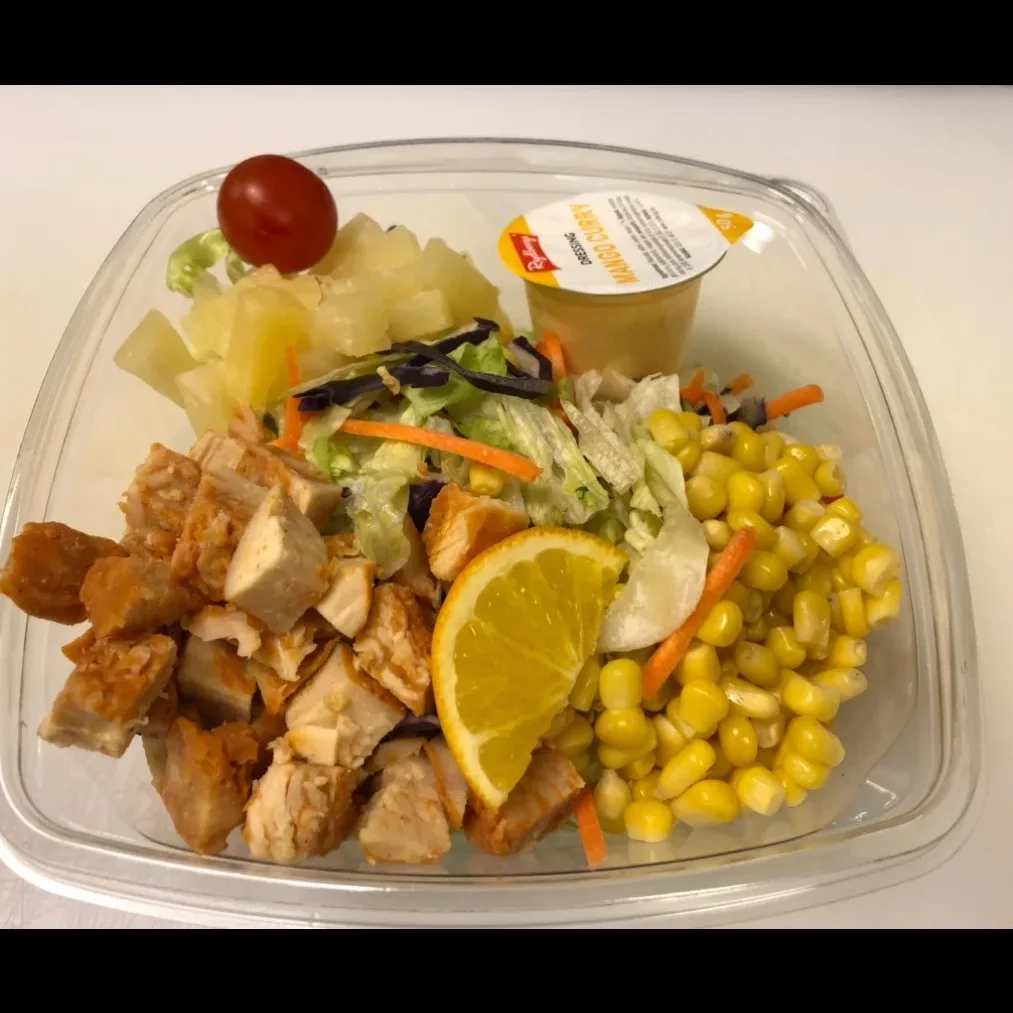 Pastasallad med kyckling, majs, ananas, sallad, cocktailtomat, apelsinskiva  och currydressing