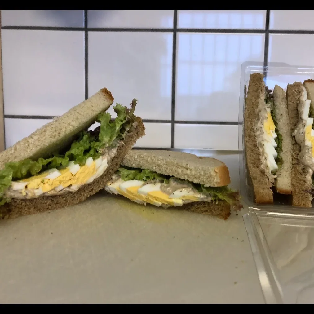 Sandwich med tonfiskröra och ägg