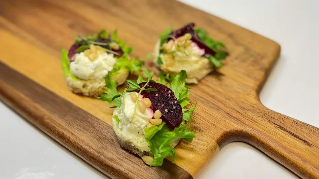 Snittar med rödbeta och chèvrekräm