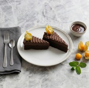 Vegansk chokladbakelse två stycken på en tallrik