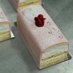En god stubbe med sockerkaka, vaniljkräm, hallonsylt uppblandad i grädden och rosa marsipan