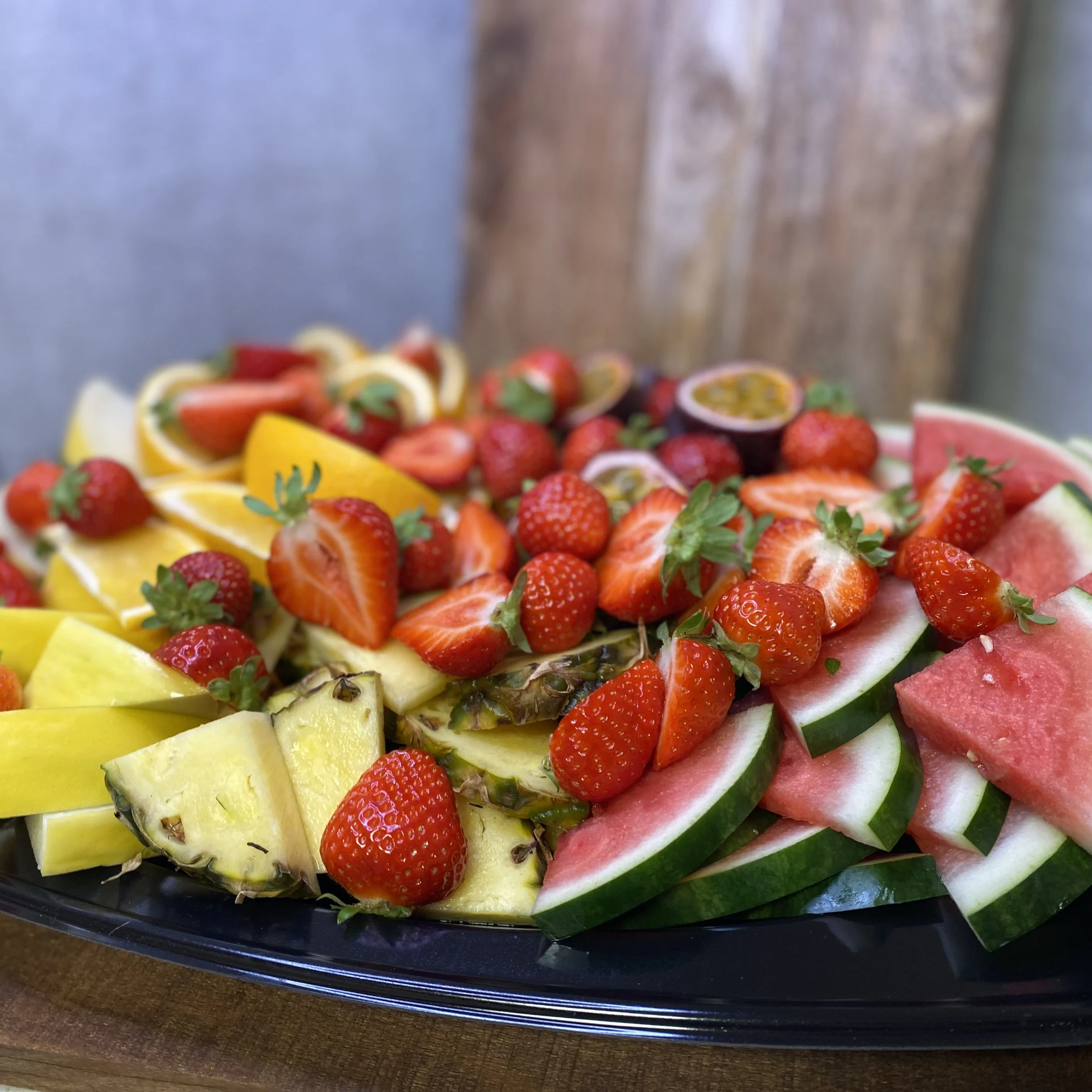 Fruktfat med en härlig blandning av exotiska frukter efter säsong. (OBS. Bilden visar serveringsförslag)