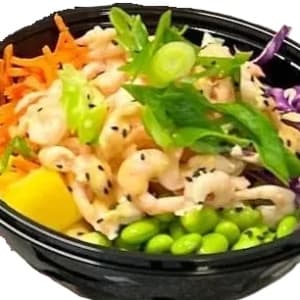 Skål fylld med grönsaker och räkor