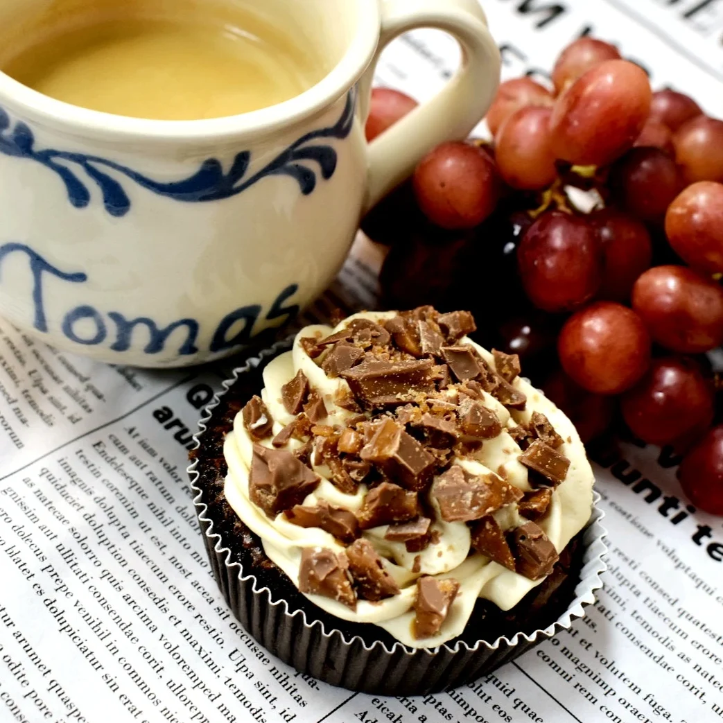 Kladdkaka med kaffekräm och krossad daim.
