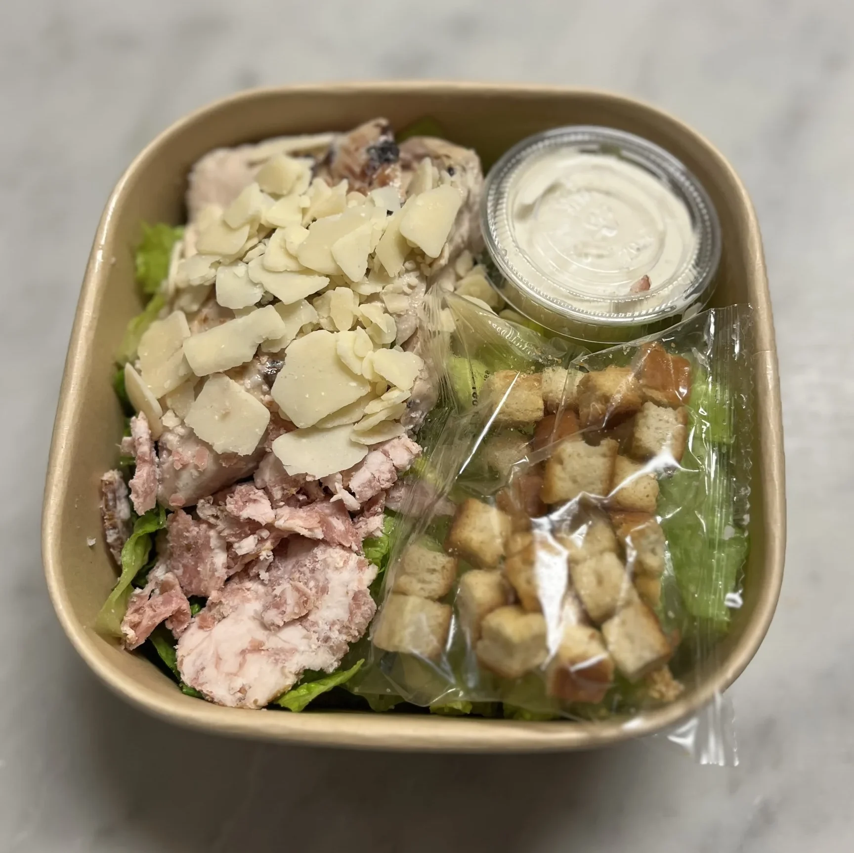 Caesarsallad med krutonger och kyckling.