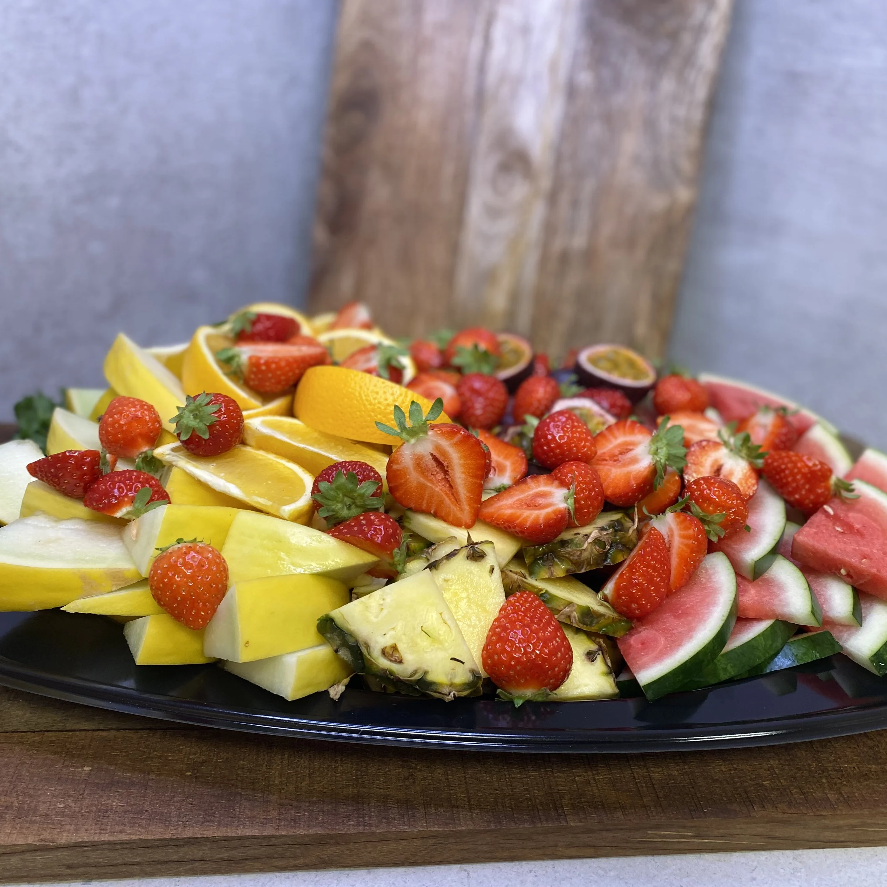 Fruktfat med en härlig blandning av exotiska frukter efter säsong. (OBS. Bilden visar serveringsförslag)