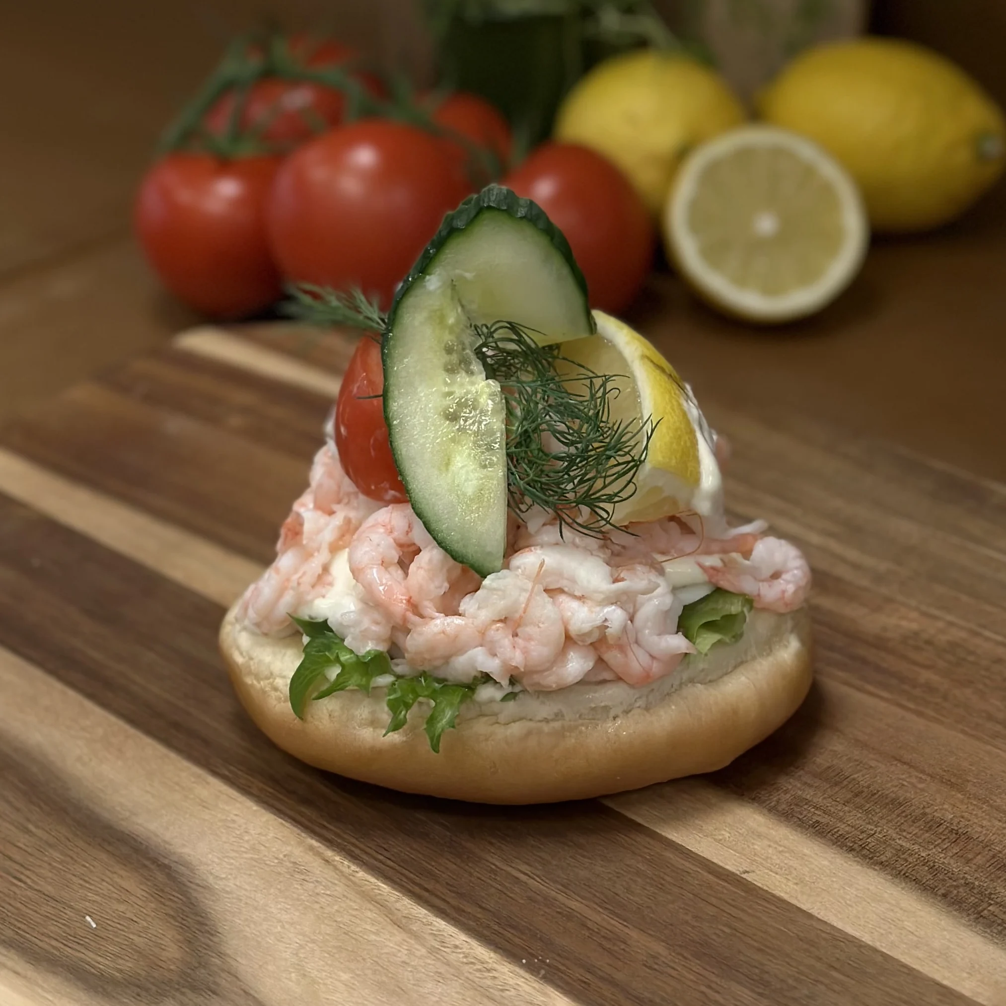 Räkmacka på tekaka med sallad, dijonmajonnäs, ägg, handskalade räkor, tomat, gurka, citron och dill.