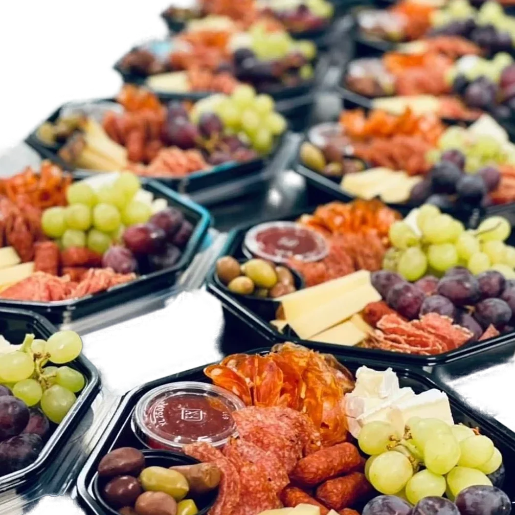 Tapastallrik med chark,druvor, ost och marmelad.