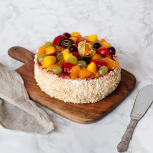 Tårta med olika frukt på toppen