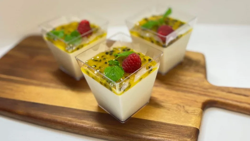 Vaniljpannacotta med passionsfruktsås