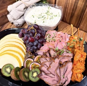 Smarrig planka med massa godsaker kött,frukt och potatissallad
