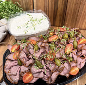 Fat med skivad rostbiff, tomater små, chorichonger och potatissallad