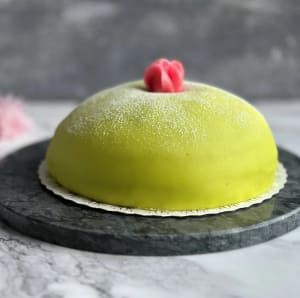 Princesstårta med ros på toppen