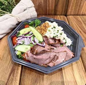 TAllrik med rostbiff, potatissallad, och grön sallad