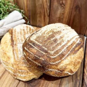 Nybakat levinbröd redo att avnjutas på bricka