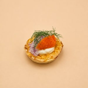 mini västerbottenpaj med caviarmix, smetana, rödlök