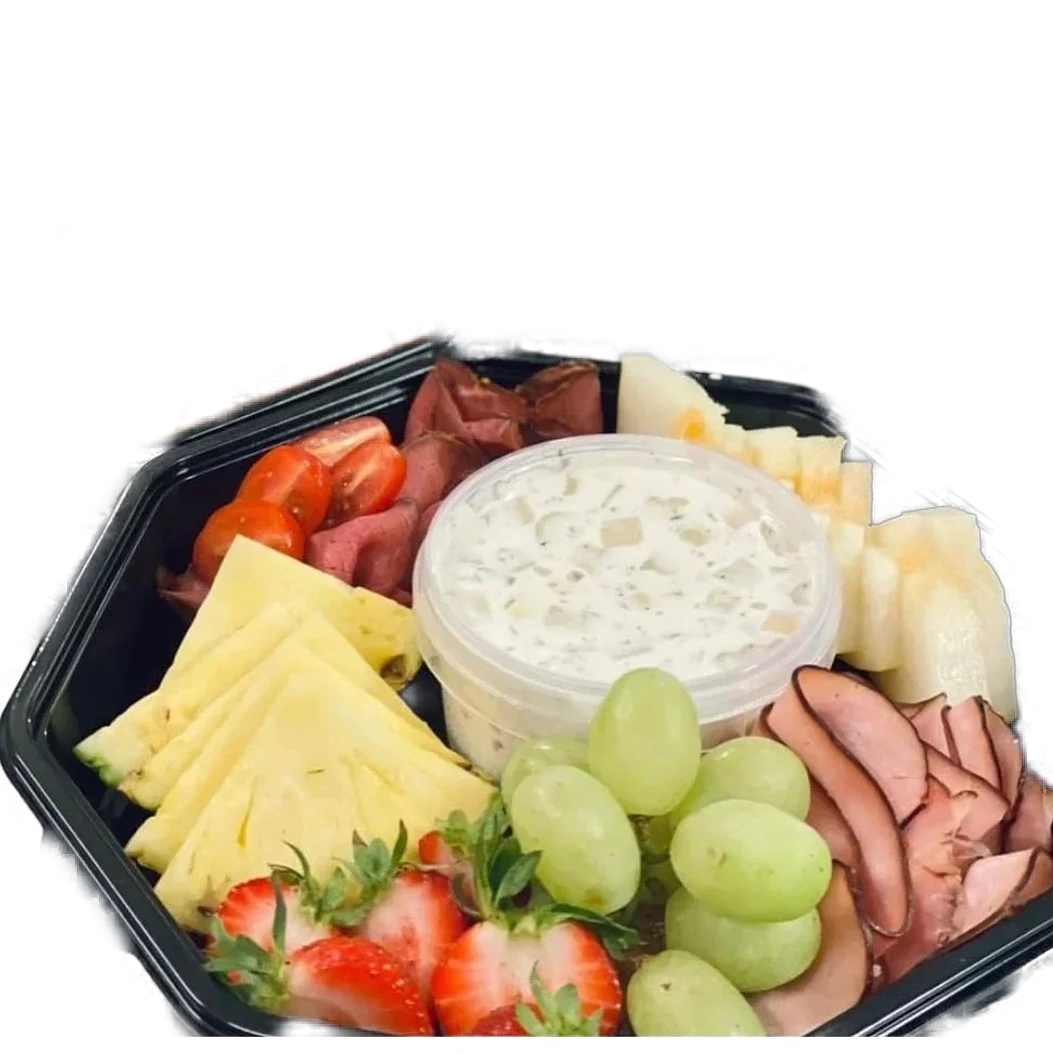 Picknicktallrik med frukt, kallskuret och potatissallad.