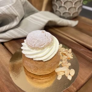 semla med mandelfyllning, manelspån