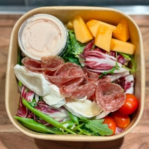 Chévresallad med salami