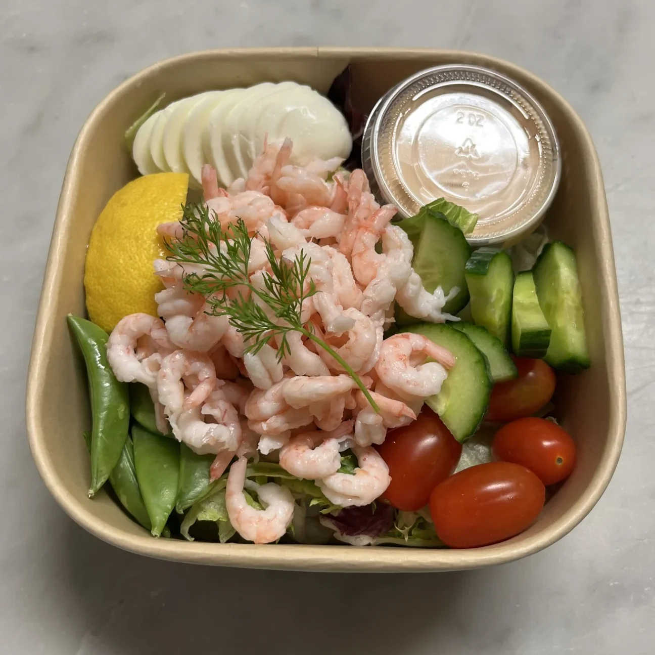 Sallad med räkor, ägg och grönsaker