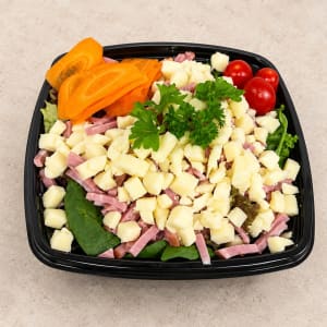 Vår egenproducerade ost och skinksallad.