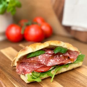 Italiensk macka med magnificosalami och mozzarella