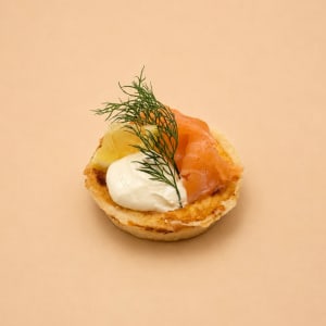 mini västerbottenpaj med lax, smetana, citron