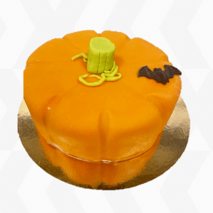 En tårta med  orange marsipan och pumpamotiv