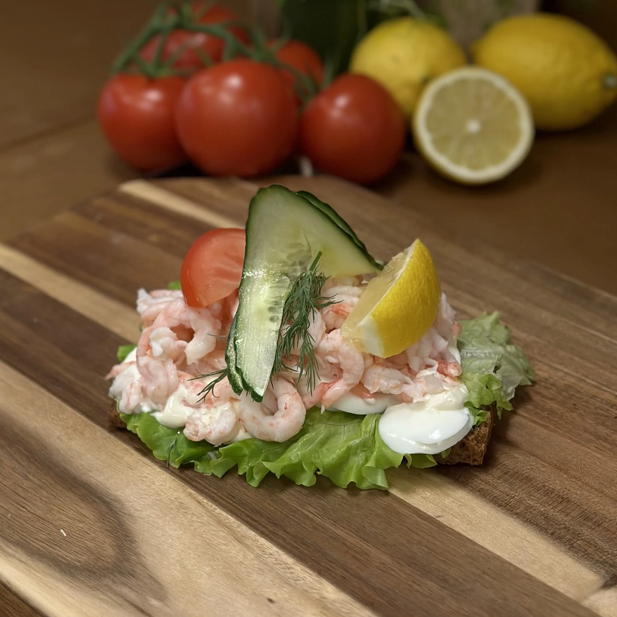 Räkmacka på danskt rågbröd med sallad, dijonmajonnäs, ägg, handskalade räkor, tomat, gurka, citron och dill.