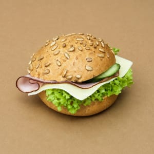 Saftig macka med mild ost, smakrik rökt skinka, krispig gurka och fräsh sallad.