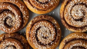 Nygräddade kanelbullar, toppade med pärlsocker