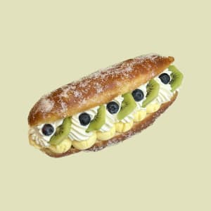 En stor munk fylld med vaniljkräm, vår goda vaniljgrädde och frukt!