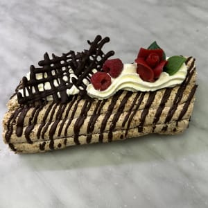 Nöt- och chokladbotten fylld med hallongrädde.