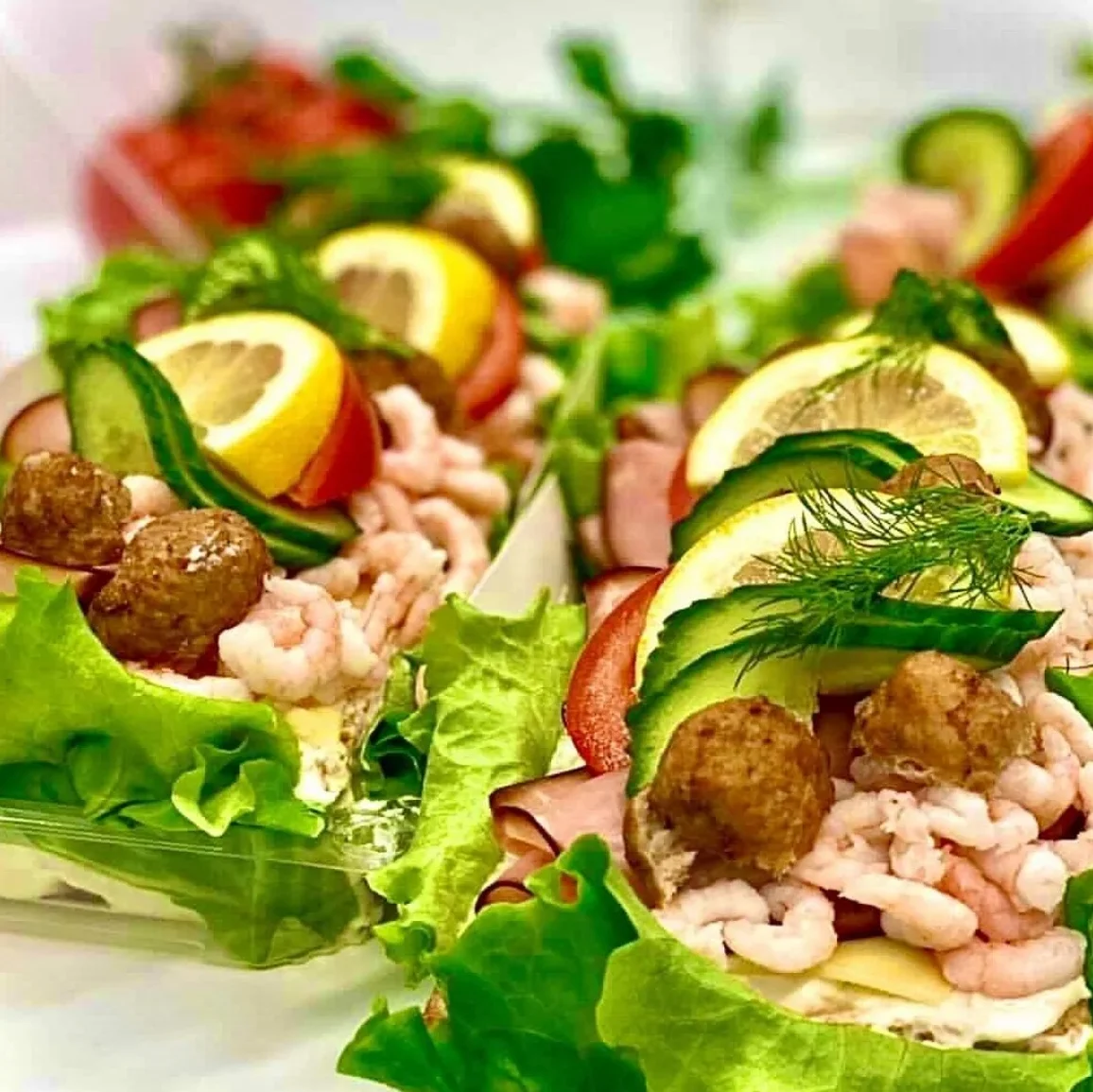 smörgåstårta med räkor och köttbullar