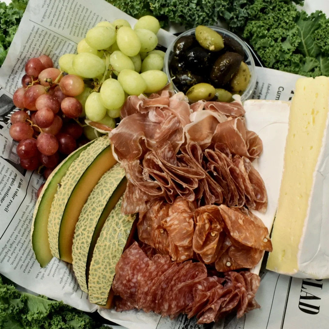 Plockbricka med tre sorters salami, vindruvor,melon,lufttorkad skinka, oliver & brie.