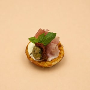 mini västerbottenpaj med crudo, smetana, oliv