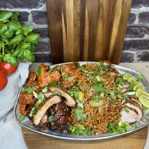 Ett asiatiskt grillfat fyllt med smakrika favoriter – perfekt att dela med familj, vänner eller kollegor.
