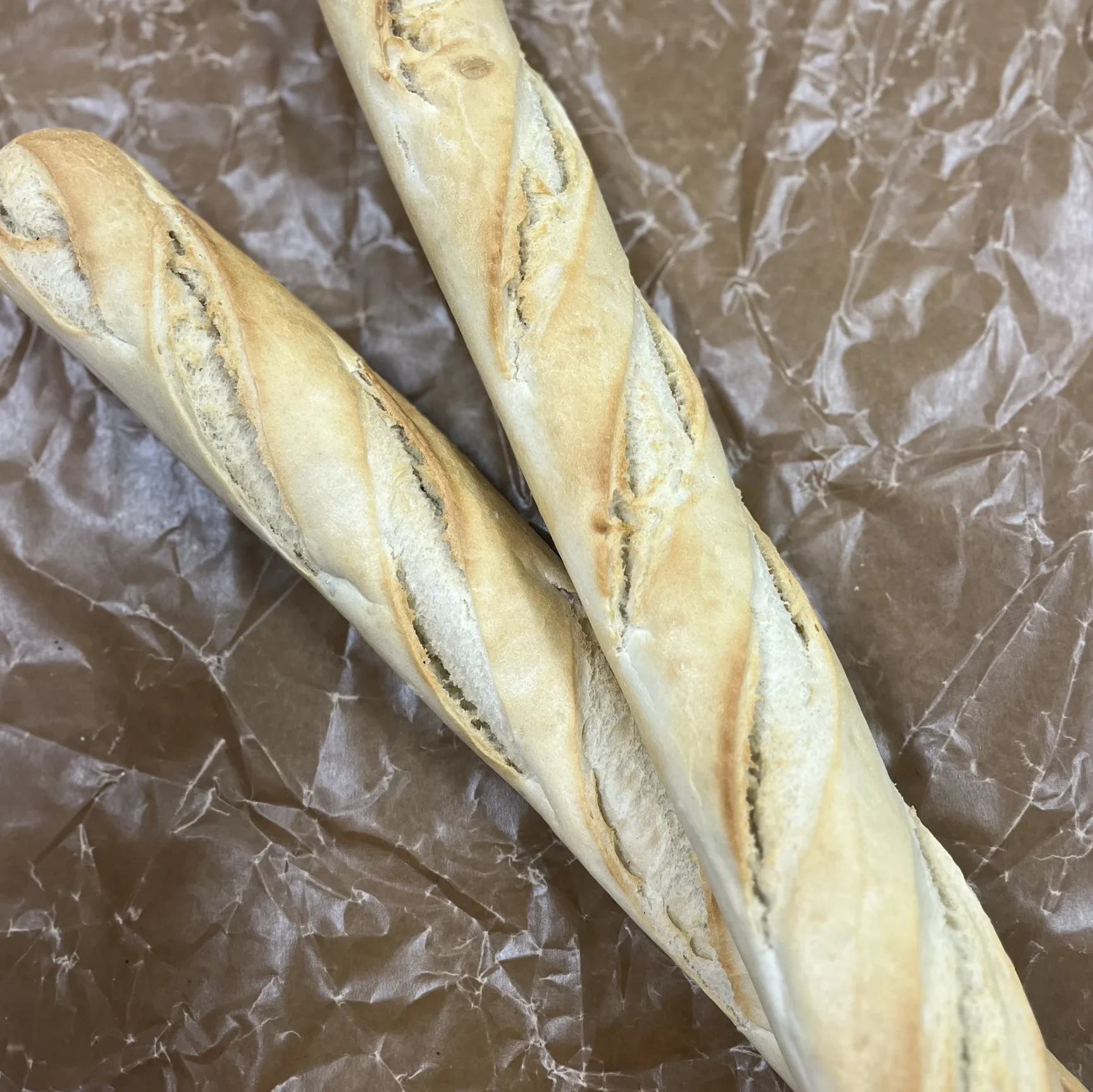 bakad lång baguette från vår delikatess.
