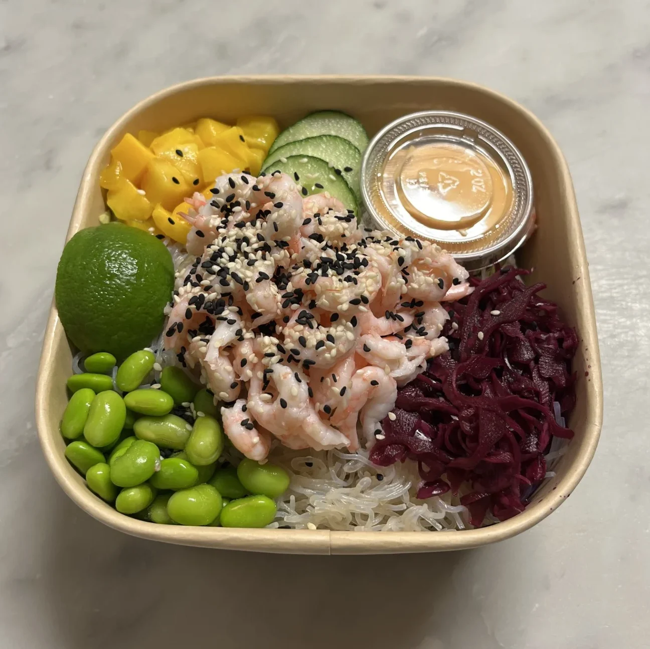 Pokébowl med glasnudlar, räkor och grönsaker.