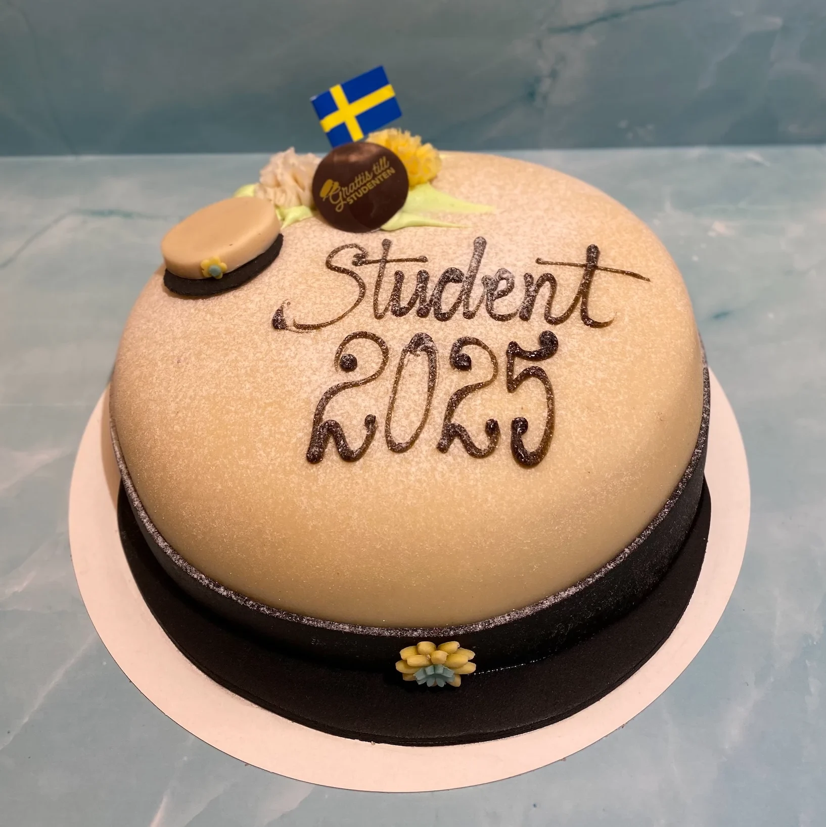 Studentmössa med studentdekorationer