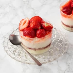 Söta jordgubbar med grädde och vanilj.