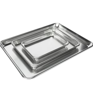 Tre aluminiumbrickor, i olika storlekar, staplade på varandra. Mot en vit bakgrund