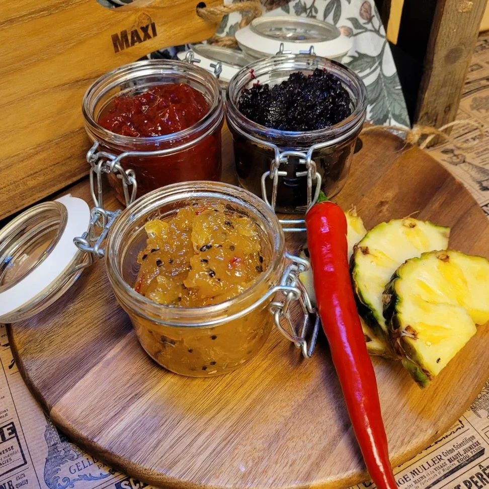 Vår egengjorda underbart goda ananasmarmelad, med en hint av röd peppar och kardemumma!