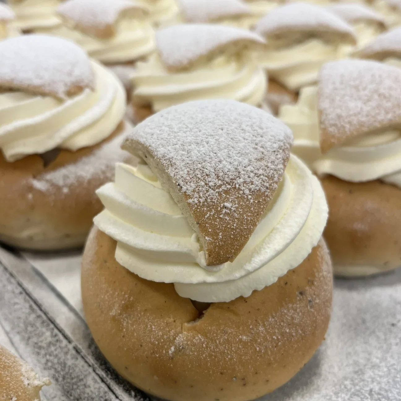 Klassiska semlor med egengjord semmelfyllning med rostade mandlar.