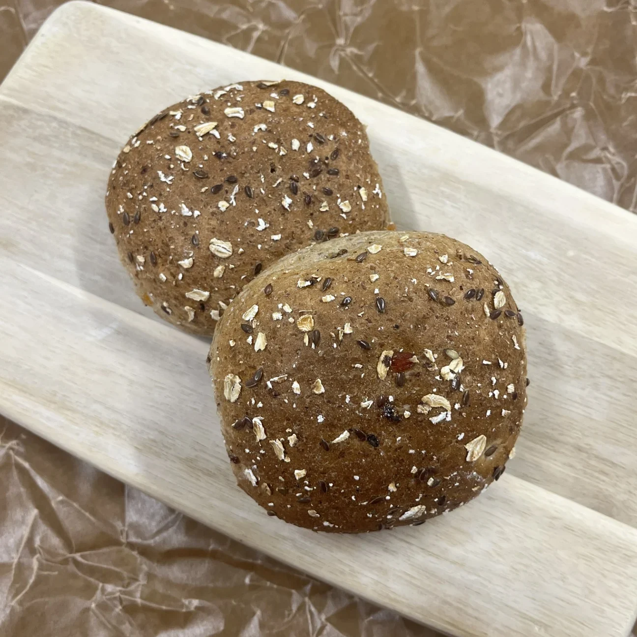 Färskt bröd, muslibräck från Dahls Bageri.