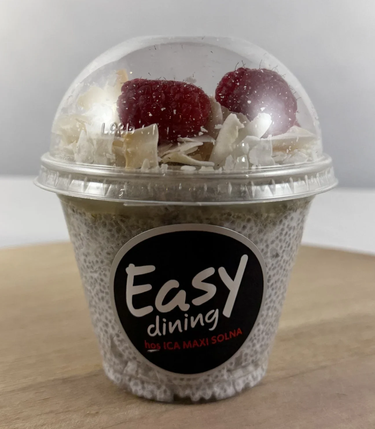 Chiapudding Easy dining med chiafrön, kokosmjölk, agavesirap, hallon och kokosflarn