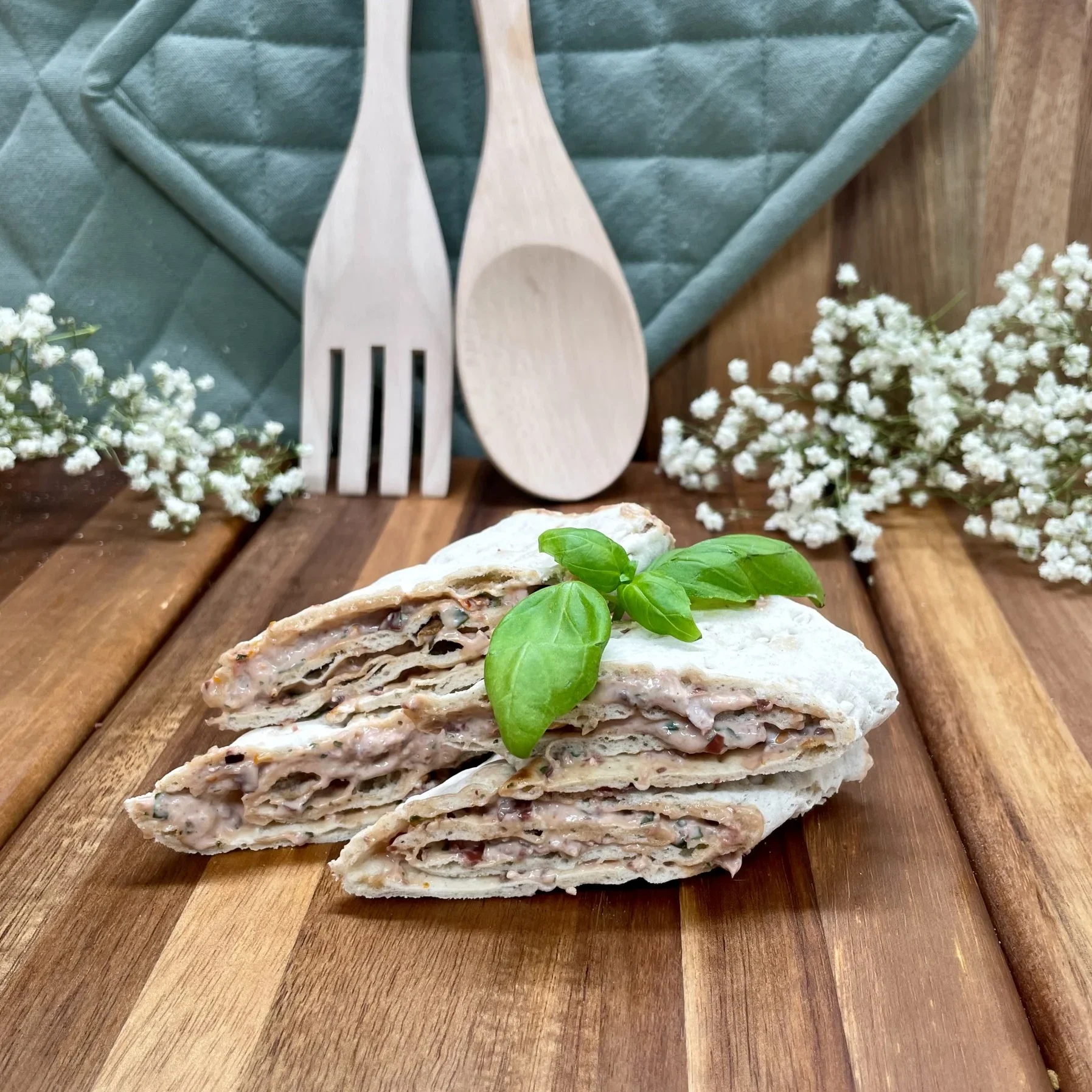 Tunnbrödsnittar med italiensk röra